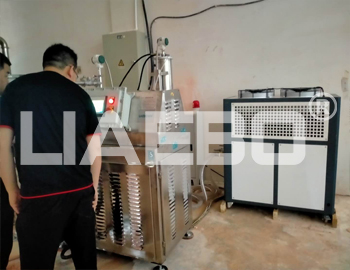某压电陶瓷生产浆料研磨现场